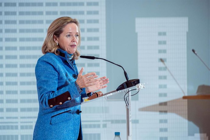 Archivo - La vicepresidenta segunda y ministra de Asuntos Económicos y Transformación Digital, Nadia Calviño, comparece tras un encuentro con representantes de entidades financieras y asociaciones de usuarios para analizar la aplicación del Código de Bu