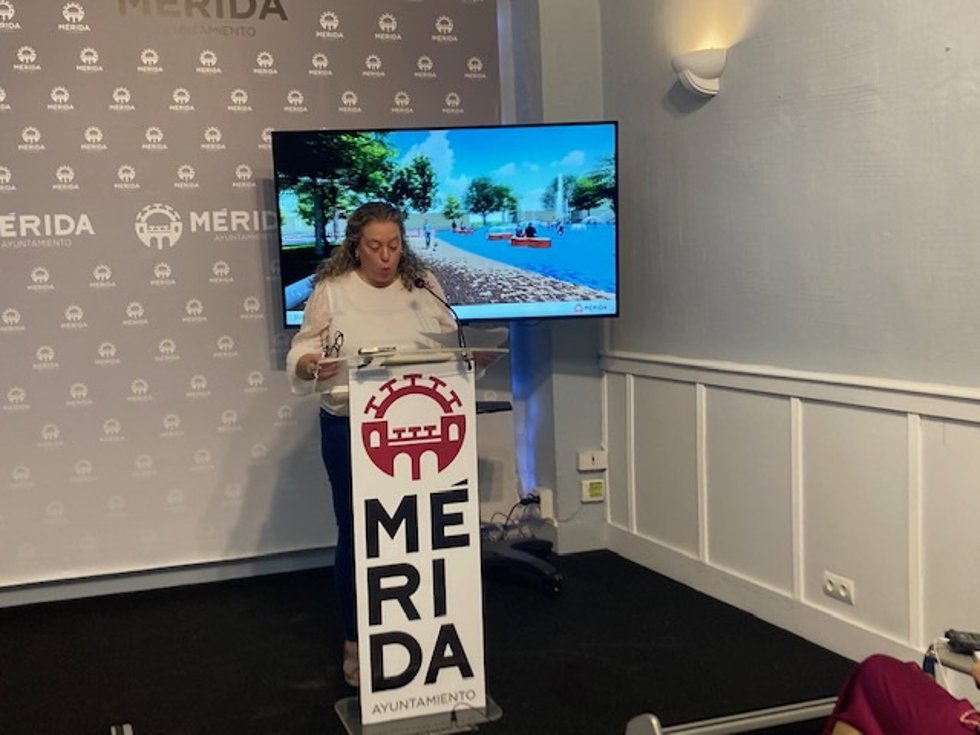 La portavoz municipal de Mérida, Carmen Yáñez, informa de la adjudicación de 'La ciudad de la infancia' a la empresa Eulen.