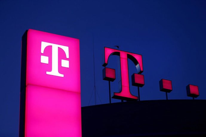 Archivo - FILED - 13 February 2019, Bonn: The Deutsche Telekom logo shines on the roof of the company headquarters. German telecommunications giant Deutsche Telekom and software developer SAP said on Friday they had been asked by the European Commission