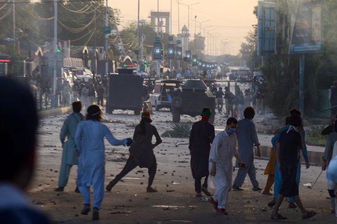 La Policía de Pakistán lanza gases lacrimógenos contra seguidores del ex primer ministro Imran Jan durante las protestas contra su detención en un caso por presunta corrupción