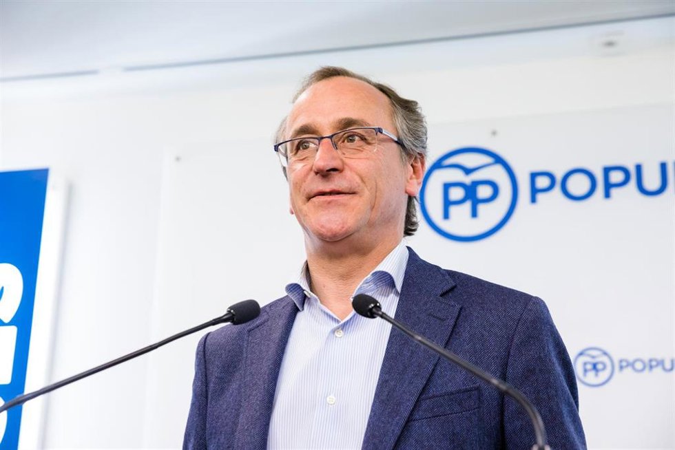 Archivo - El expresidente del PP vasco Alfonso Alonso, ofrece una rueda de prensa tras dimitir como presidente del PP Vasco y abandonar la política en la reunión de la junta directiva del partido en Vitoria