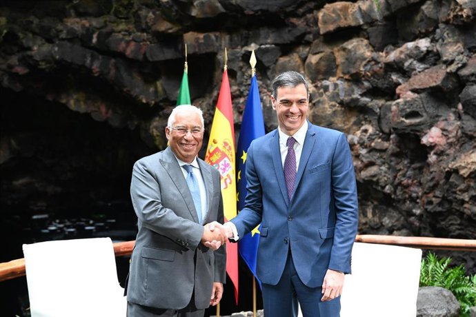Archivo - El primer ministro de Portugal, António Costa, y el presidente del Gobierno, Pedro Sánchez, posan antes de la celebración de la XXXIV Cumbre Hispano-Portuguesa, a 15 de marzo de 2023, en Lanzarote, Canarias (España).