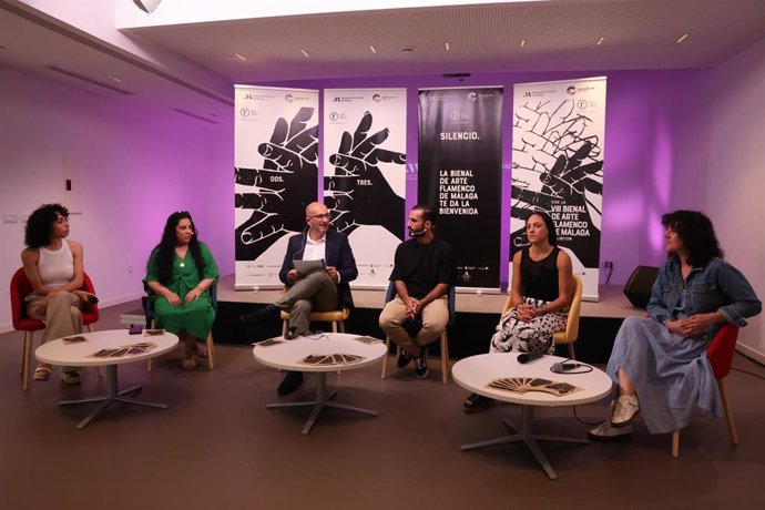 El diputado de Cultura, Manuel López Mestanza, ha mantenido un encuentro con medios de comunicación y artistas emergentes de Málaga que participan en la Bienal de Arte Flamenco que impulsa la Diputación.