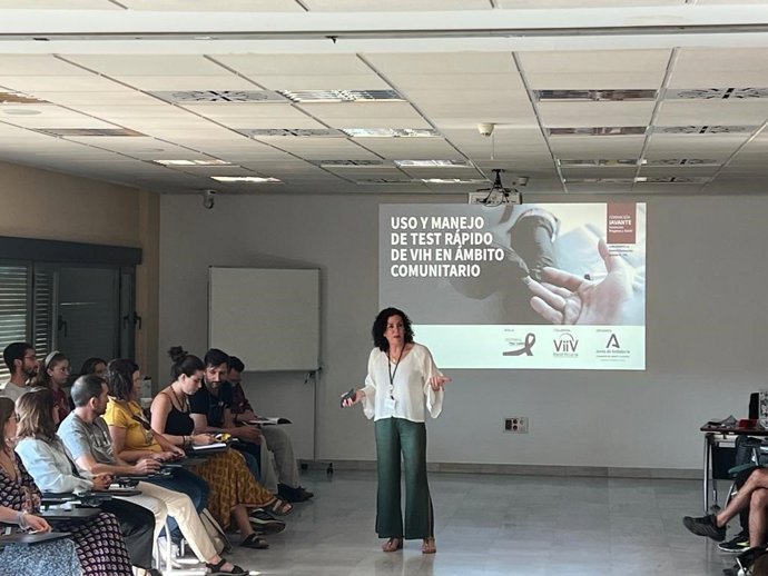 Salud forma a profesionales de ONG andaluzas en el uso y manejo del test de diagnóstico rápido del VIH.
