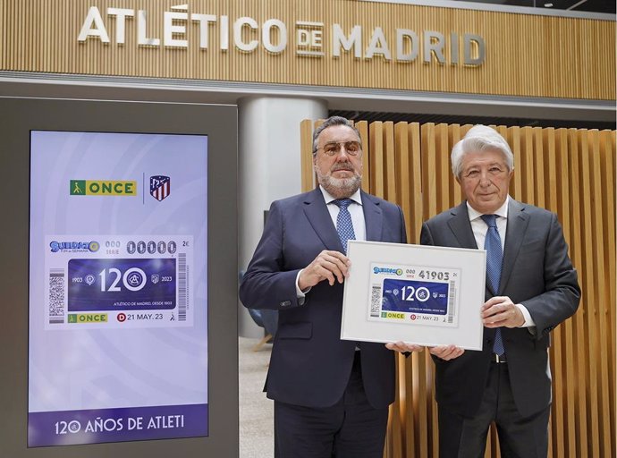 Enrique Cerezo y Miguel Carballeda presentan el cupón de la ONCE conmemorativo del 120 aniversario del Atlético.