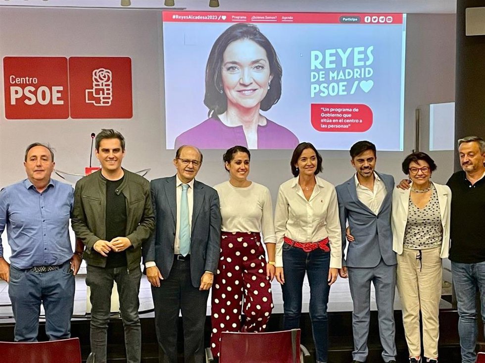 La candidata del PSOE a la Alcaldía de Madrid, Reyes Maroto, junto con parte de su lista electoral.