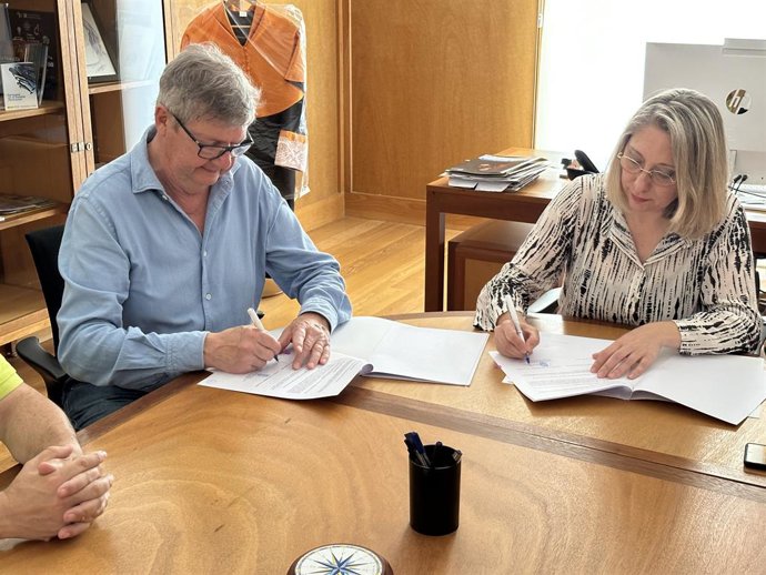 Firma del convenio entre la Universidad de Alicante (UA) y la empresa francesa Solar Cloth System que contempla investigar en la mejora  de la gestión de los invernaderos agrarios y desarrollar una malla de sombreo que genere energía fotovoltaica.