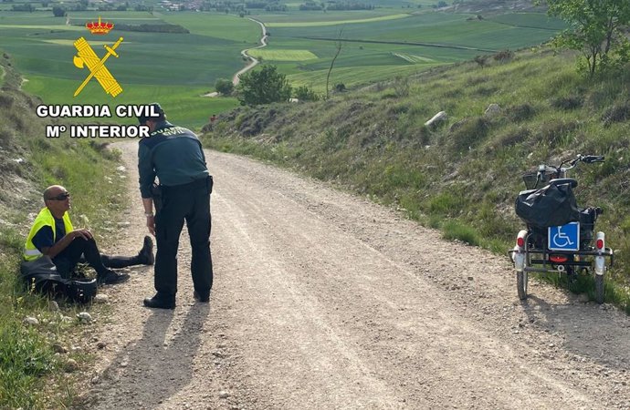 La Guardia Civil de Burgos auxilia a un peregrino tras sufrir un accidente con un triciclo.