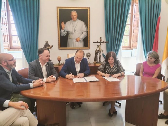 En la imagen, María Dolores García, presidenta de la UCAM, y Rafael Ros, Managing Partner para España y Benelux de Plug and Play, firmando el acuerdo, junto a Estrella Núñez y Carlos Caballero