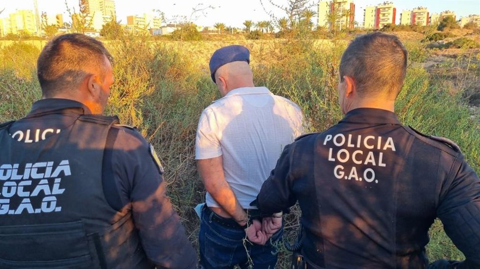 Detenido por huir e intentar agredir a policías en Elche un hombre con requisitorias de prisión