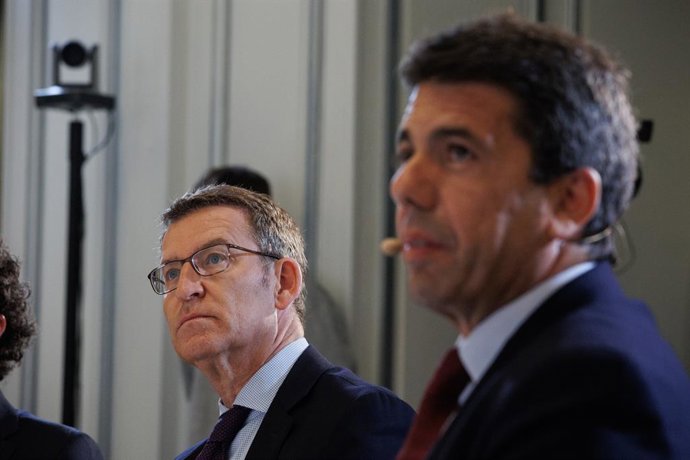 El líder del PP, Alberto Núñez Feijóo (i) y el presidente del PP de la Comunidad Valenciana y candidato de este partido a la Generalitat valenciana, Carlos Mazón (d), durante un encuentro de 'El Mundo', en el Hotel Westin Palace, a 13 de abril de 2023, 