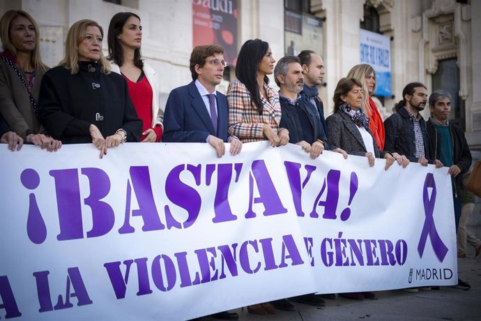 Archivo - Minuto de silencio convocado por el Ayuntamiento como muestra de repulsa y condena por el asesinato machista.