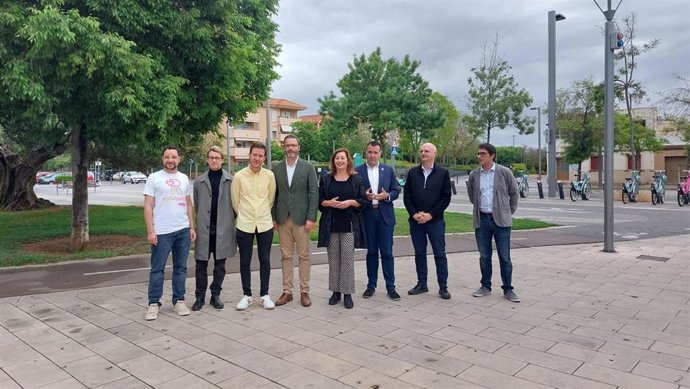 La candidata del PSIB al Govern, Francina Armengol, el número dos de la lista al Parlament, Iago Negueruela, y el alcalde de Palma, José Hila, en un acto para anunciar nuevas políticas de movilidad.