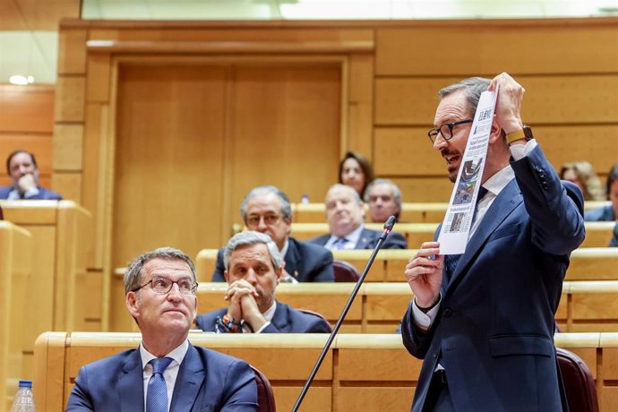 El portavoz del Partido Popular en el Senado, Javier Maroto (d), muestra la portada del periódico El Mundo durante una sesión de control al Gobierno en el Senado, a 9 de mayo de 2023, en Madrid (España). 