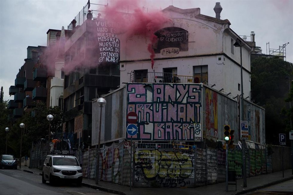 Uno de los edificios durante una protesta contra los edificios ocupados El Kubo y La Runa en la plaza de Bonanova, a 9 de mayo de 2023, en Barcelona, Catalunya (España).  