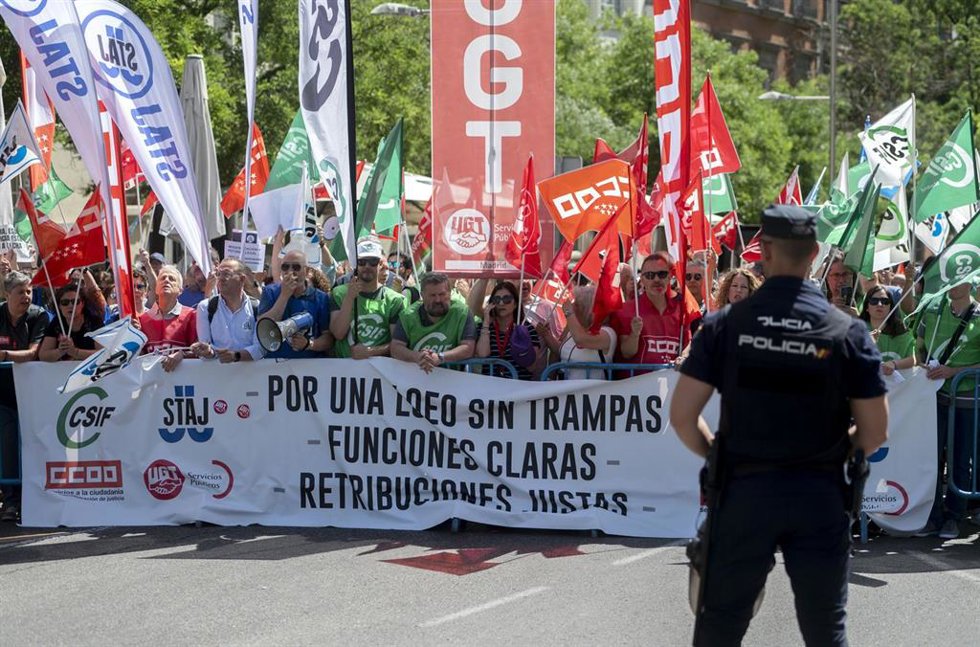 Un agente de policía frente a una manifestación de jueces y fiscales, a 9 de mayo de 2023, en Madrid (España).
