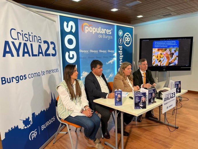 De izquierda a derecha los miembros de la candidatura del PP Andrea Ballesteros, Juan Manuel Manso, junto a la candidata Cristina Ayala y el también integrante de la lista César Barriada.