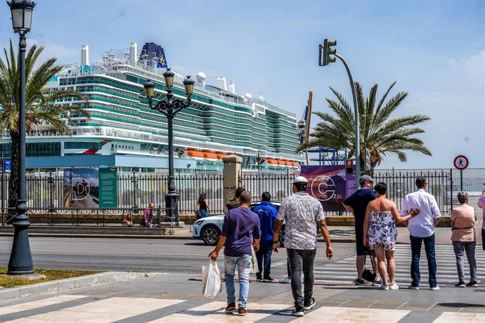 Turistas del crucero anclado en el puerto de Cádiz visitan la ciudad  a 27 de abril del 2023.