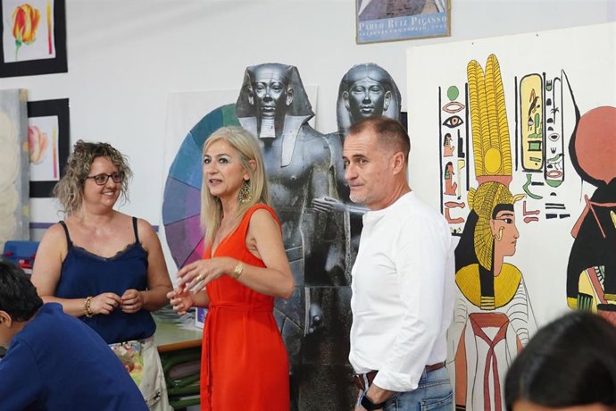 Patricia del Pozo durante la visita el Instituto de Educación Secundaria Castillo de Luna en Rota.