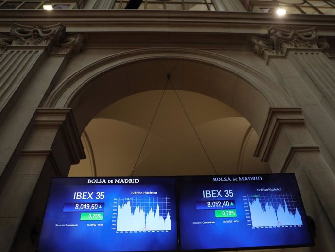 Archivo - Dos paneles del Ibex 35 en el Palacio de la Bolsa, a 30 de agosto de 2022, en Madrid (España). El Ibex 35 ha comenzado la sesión de hoy con un repunte del 0,30 % que permitía al selectivo cotizar en los 8.013,80 puntos, tras conocerse que el Í