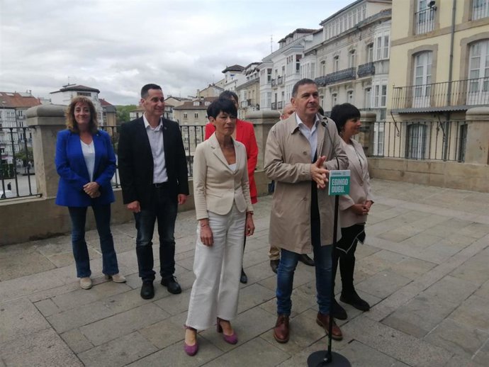 Arnaldo Otegi, junto a los principales candidatos de EH Bildu a las próximas elecciones del 28 de mayo