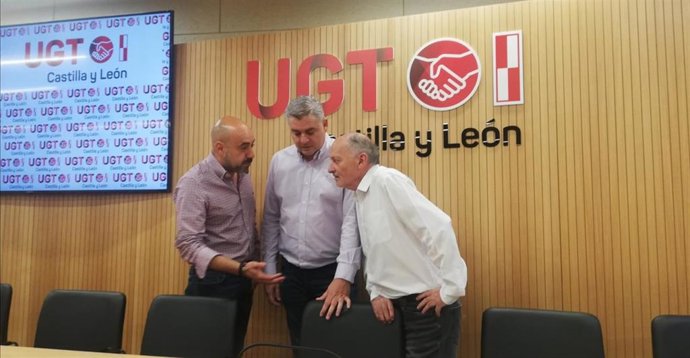 Temprano acompañado por los secretarios de Organización y Administración de UGT Castilla y León Óscar Lobo y Manuel Carlos Martín
