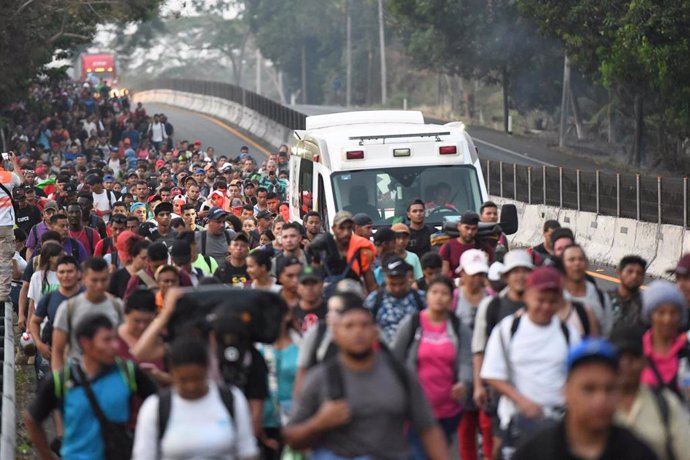 Una caravana de migrantes en México se dirige a la frontera con Estados Unidos