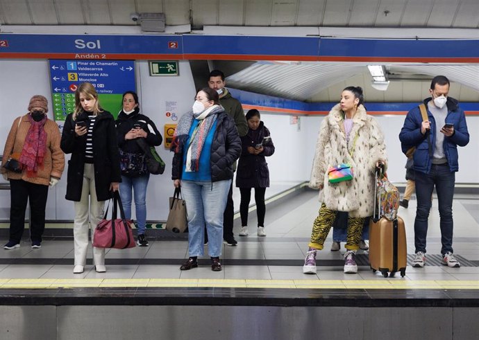 Archivo - Varias personas con y sin mascarilla esperan en el andén de la estación de Metro de Sol, a 7 de febrero de 2023, en Madrid (España). El Consejo de Ministros aprueba hoy la modificación del Real Decreto del 19 de abril de 2022 por el que ya no 