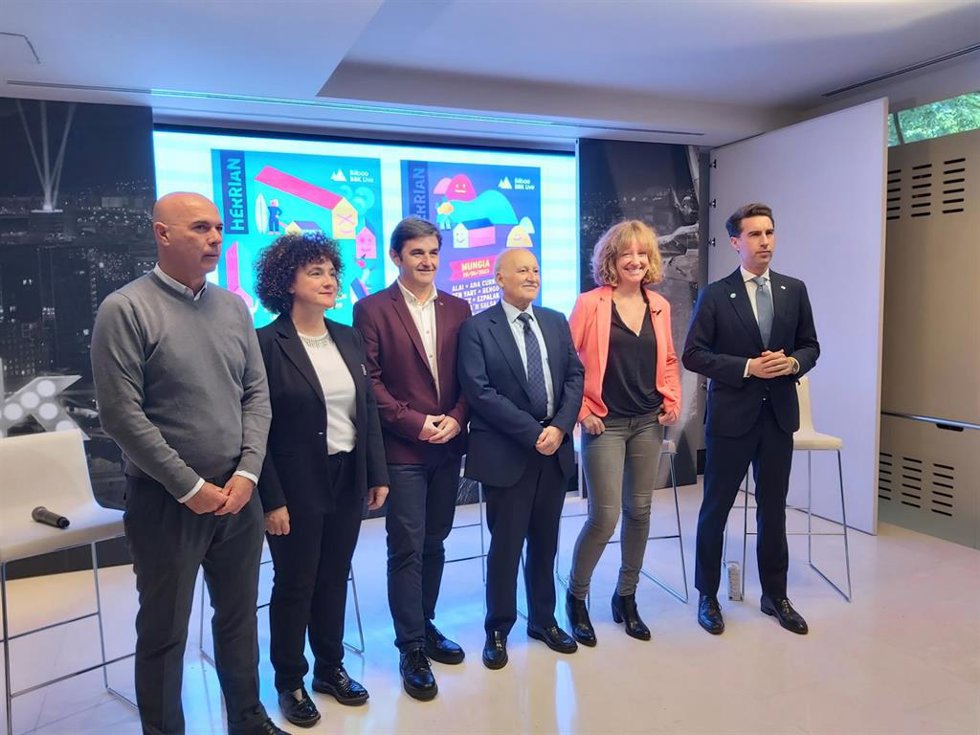 Gorka Martínez y Xabier Ochandiano con representantes de Last Tour y de Fundación Industrias Creativas