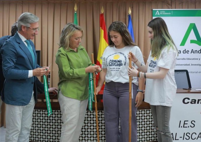 Macarena O'Neill, junto a estudiantes de dos institutos sevillanos que han elaborado un proyecto educativo sobre el Camino de Santiago.