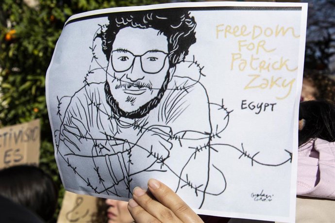Archivo - Imagen de archivo de una concentración por la libertad de Patrick, un activista por la igualdad estudiante en la UGR detenido en Egipto