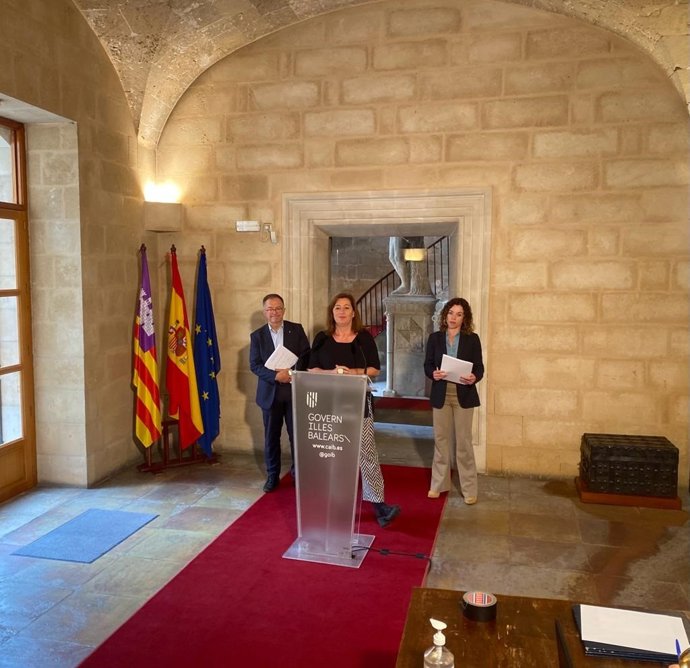 El conseller de Movilidad y Vivienda, Josep Marí, la presidenta del Govern, Francina Armengol, y la consellera de Hacienda y Relaciones Exteriores, Rosario Sánchez.