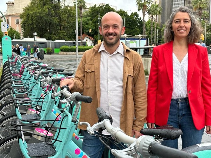 La candidata a la alcaldía de Palma y actual regidora de Modelo de Ciudad, Vivienda Digna y Sostenibilidad, Neus Truyol, junto con el número dos de la candidatura de MÉS-Estimam Palma, Miquel ngel Contreras, en una estación de BiciPalma