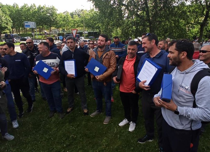 El sector 'bateeiro' entrega casi 15.000 firmas para reclamar a la Xunta "recuperar la gestión de la mejilla"