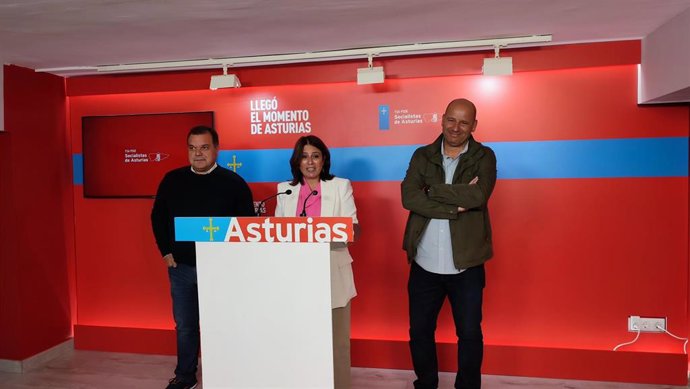 La diputada nacional del PSOE por Asturias, Adriana Lastra, en rueda de prensa junto al alcalde de Aller, Juan Carlos Iglesias, y el secretario general del SOMA, José Luis Alperi