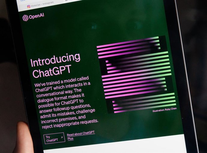 La página web de ChatGPt en una tablet, a 14 de abril de 2023, en Madrid (España). La Agencia Española de Protección de Datos ha iniciado de oficio actuaciones previas de investigación a la empresa estadounidense OpenAI, propietaria del servicio ChatGPT