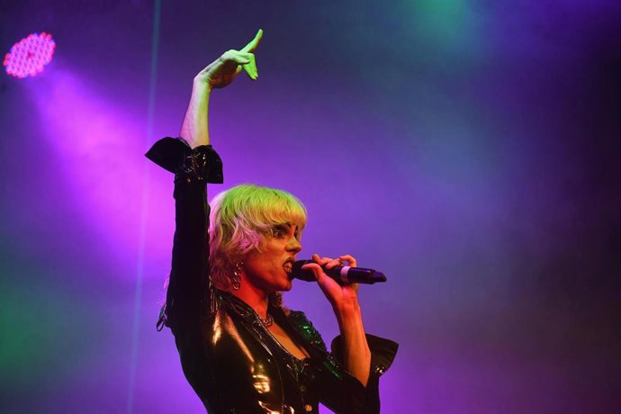 La artista Samantha Hudson actúa durante la fiesta Más Madrid Live, en la Sala La Paqui