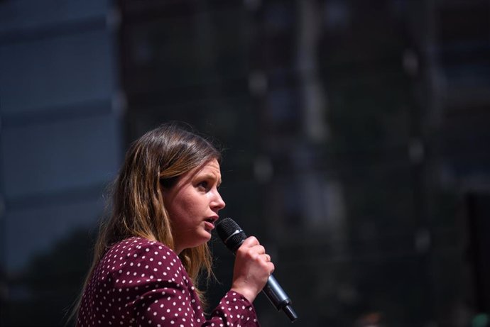 La candidata de Podemos a la Presidencia de la Comunidad de Madrid, Alejandra Jacinto, interviene durante el acto de precampaña de Podemos Valentía y feminismo para transformar, junto al mural feminista de Getafe, a 5 de mayo de 2023, en Getafe, Madri