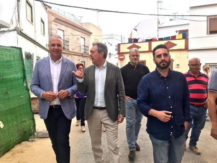 El secretario general del PSOE de Andalucía, Juan Espadas, junto al candidato a la Alcaldía de Los Barrios, Daniel Perea, y el secretario general del PSOE de Cádiz, Juan Carlos Ruiz Boix