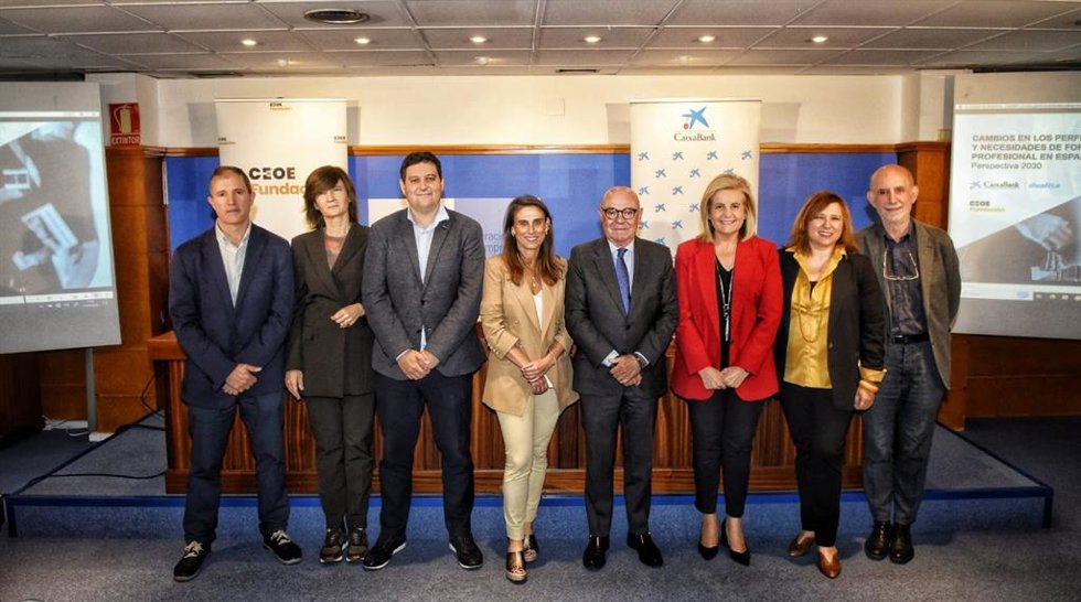 Jornada 'Cambios en los perfiles profesionales y necesidades de Formación en La Rioja. Perspectiva 2030', organizada por CaixaBank Dualiza y la FER.