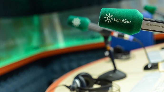Archivo - Un micrófono de Canal Sur Radio.