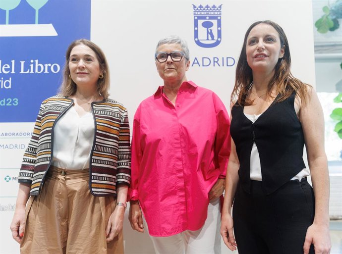 (I-D) La consejera de Cultura, Turismo y Deporte, Marta Rivera de la Cruz; la directora de la Feria del Libro de Madrid (FLM), Eva Orúe, y la delegada de Cultura, Turismo y Deporte, Andrea Levy, posan durante la presentación de la 82 Feria del Libro de