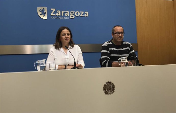 El concejal del grupo municipal de Zaragoza en Común (ZeC) en el Ayuntamiento de Zaragoza, Alberto Cubero, y la candidata de ZeC a la Alcaldía, Elena Tomás