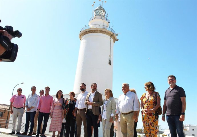 El candidato del PSOE a la Alcaldía de Málaga, Daniel Pérez, junto a miembros de la candidatura socialista en el entorno de la Farola de Málaga