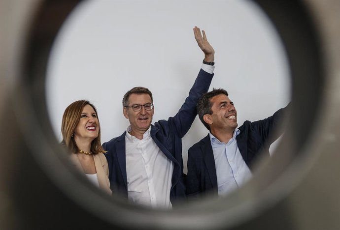 El líder del PP, Alberto Núñez Feijóo (c), el presidente del PP de la Comunidad Valenciana y candidato a la Generalitat, Carlos Mazón (d) y la candidata a la Alcaldía de Valencia, Maria José Catalá (i)durante el acto de inicio de la campaña electoral de