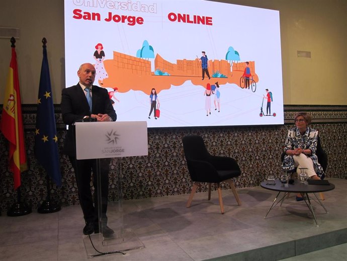 El director general del Grupo San Valero, César Romero, y la rectora de la Universidad San Jorge, Berta Sáez, en la presentación de los 216 títulos online.