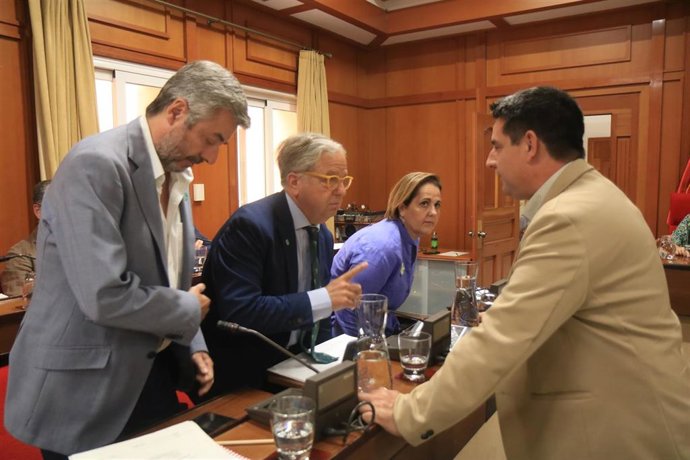 Salvador Fuentes habla con Pedro García en presencia de Miguel Ángel Torrico y Blanca Torrent.