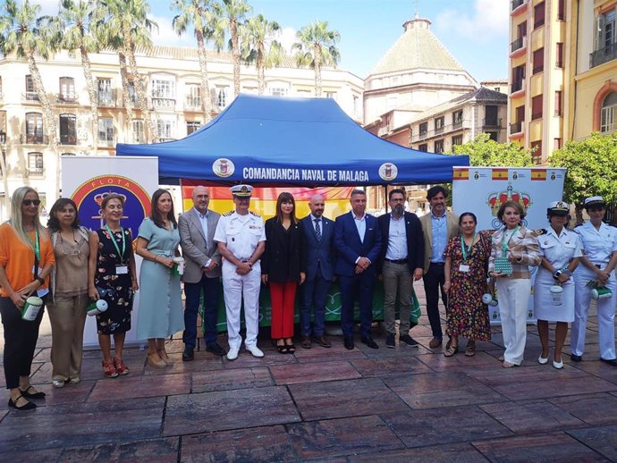 Representantes de AECC Málaga y autoridades en la mesa 1 de cuestación de la asociación en la plaza de la Constitución de la capital malagueña.
