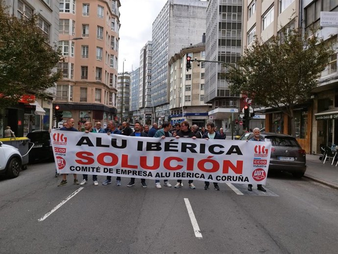 Extrabajadores de Alu Ibérica se movilizan en A Coruña, ante la sede de la administración concursal