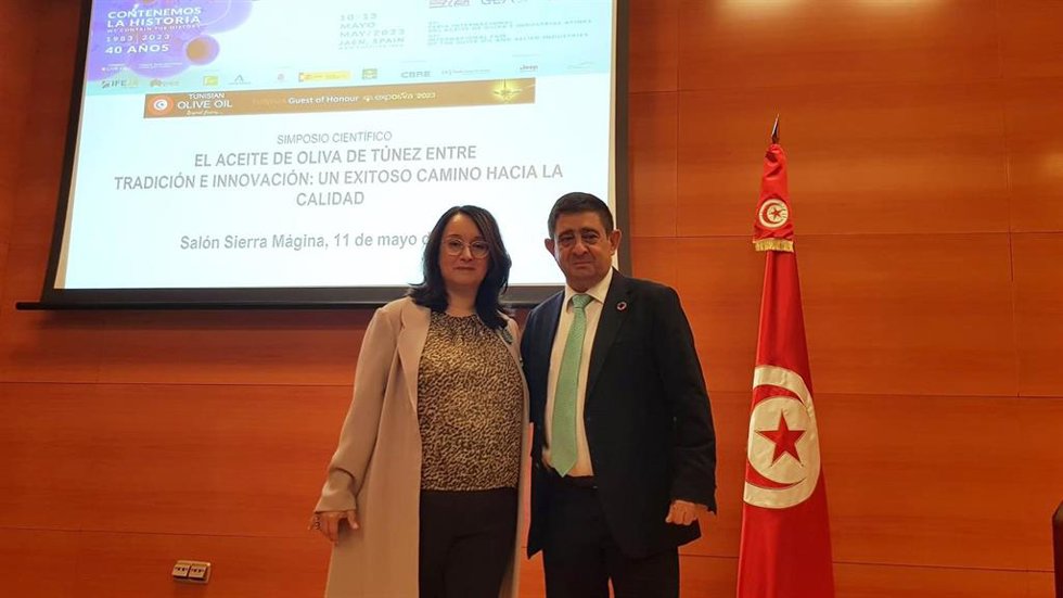 Fatma Omrani y Francisco Reyes en el simposio.